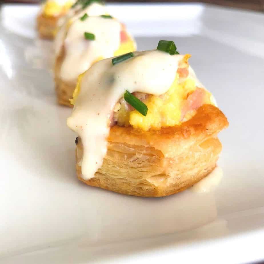 Egg tartlet with puff pastry dough.