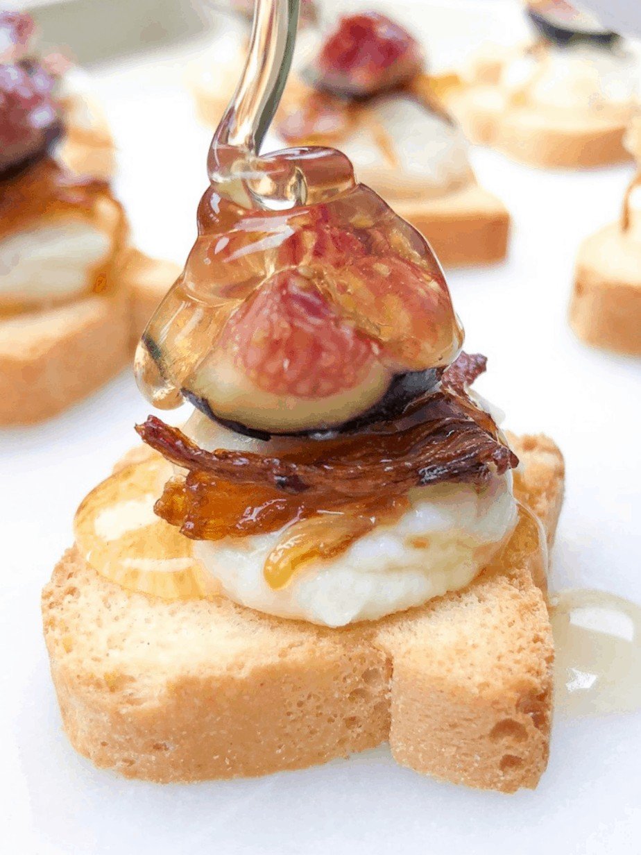 Canape appetizer recipes with fig and goat cheese.