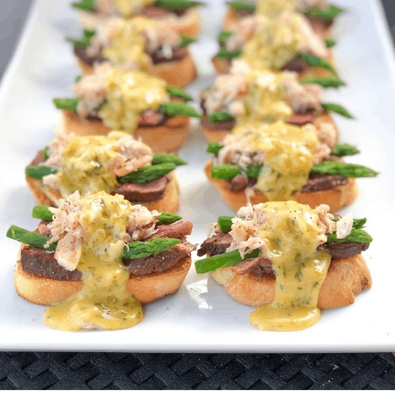 fancy steak hors d'oeuvres with asparagus and crab.