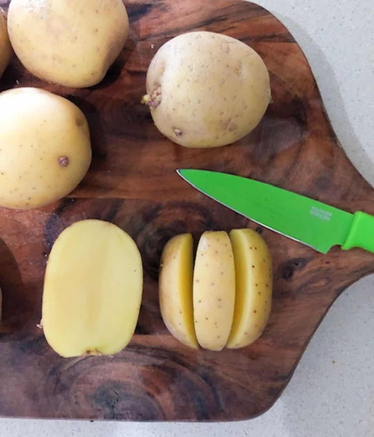  Montrant comment couper des quartiers de pommes de terre sur une planche à découper.