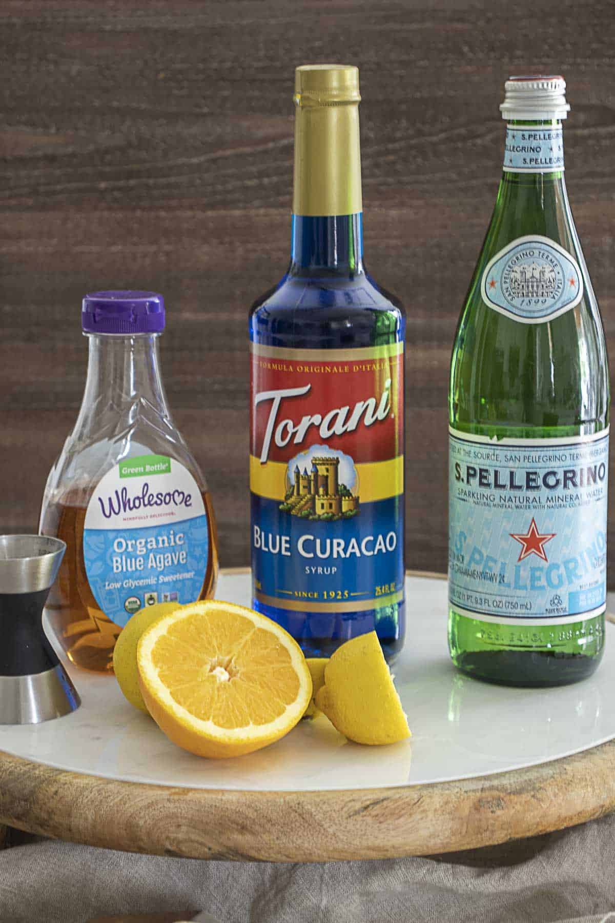 Ingredientes para hacer un mocktail de laguna azul en la mesa.