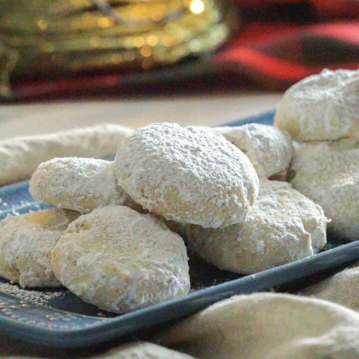 Kourabiedes Greek Cookies With Powdered Sugar