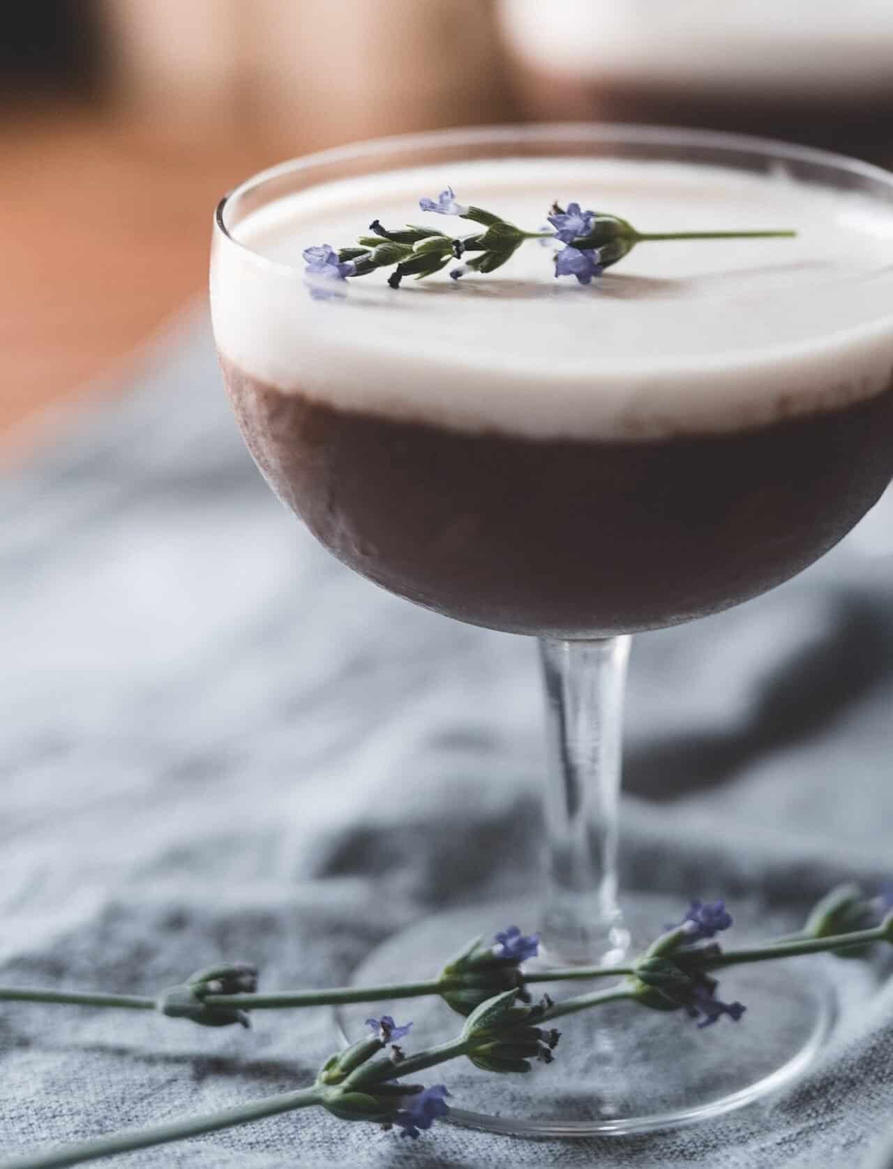 The Best Edible Fowers For Cocktails - Frolic and Fare