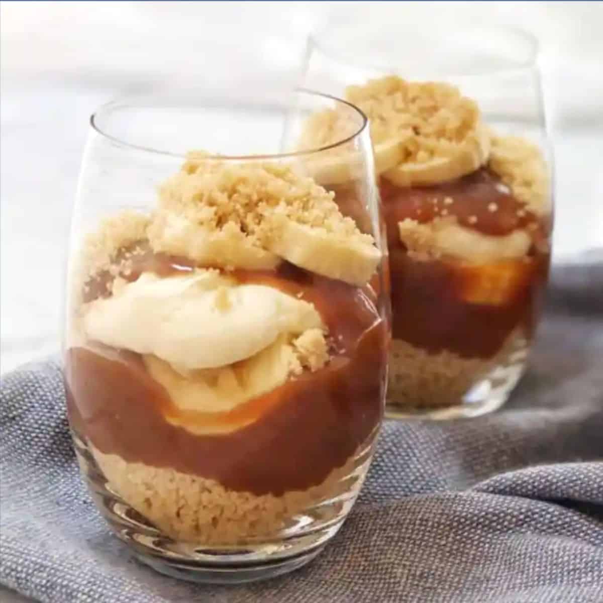 Bananas caramel and cookies in a cup.