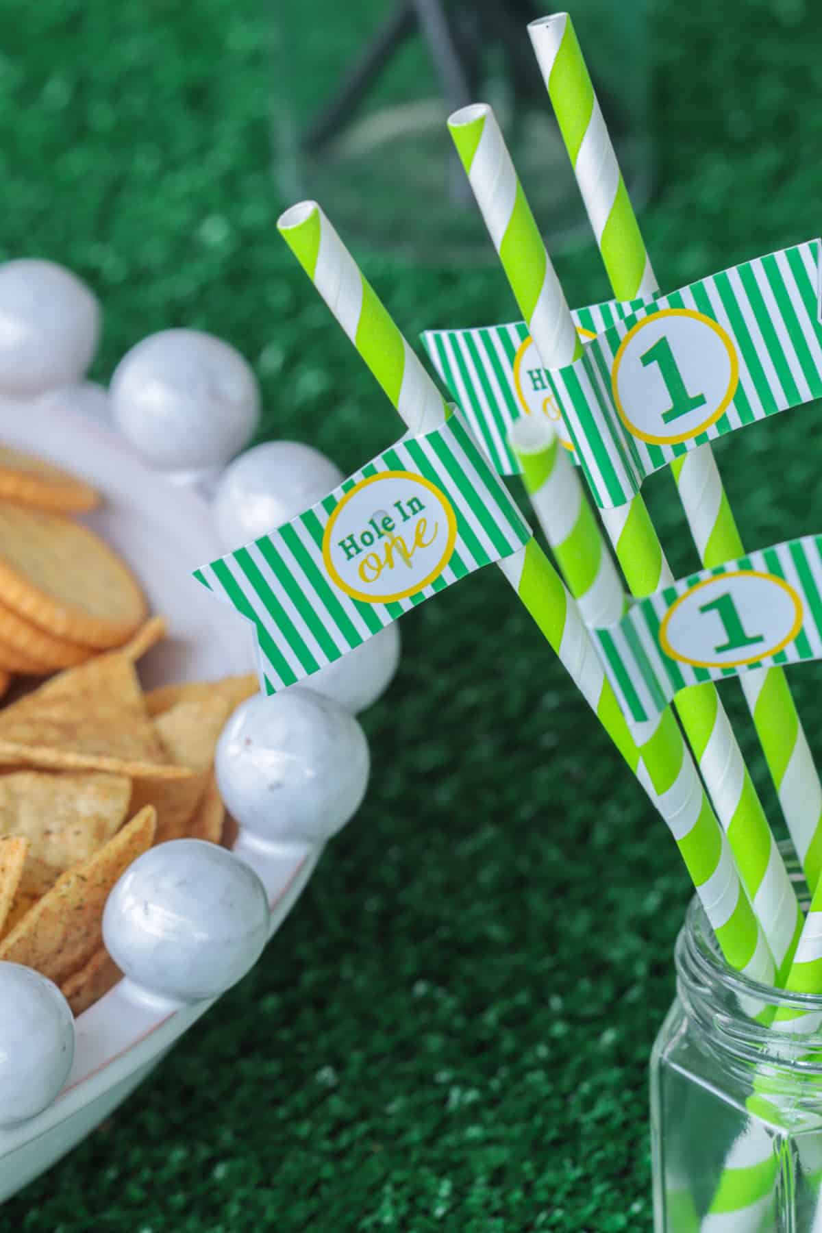 Straws with hole in one flags.
