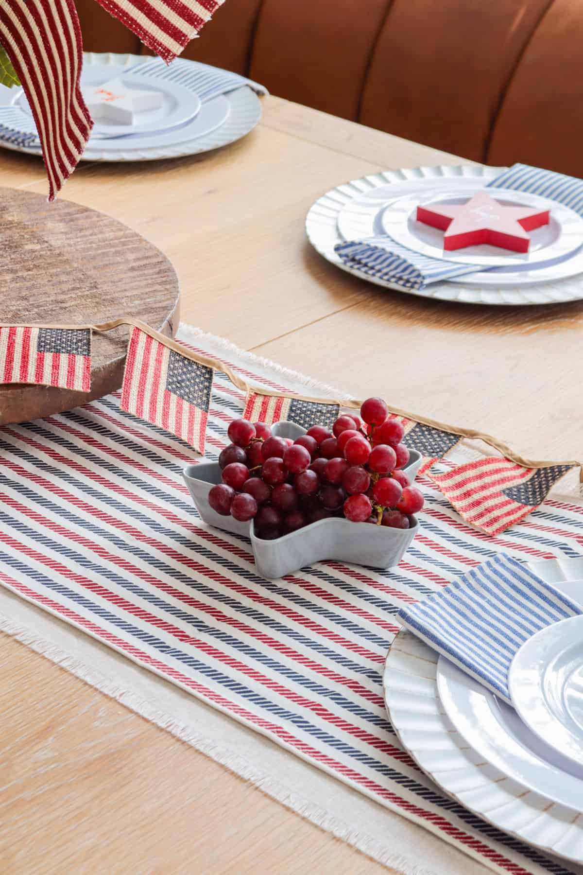 Patriotic tablesetting with red grapes in star dish.