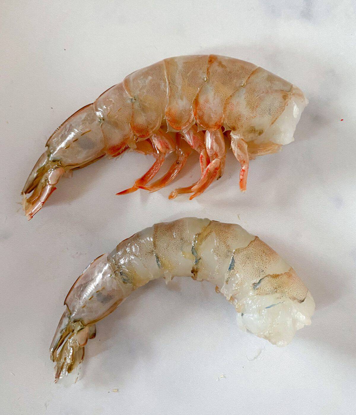 Peeled shrimp with and without a tail.