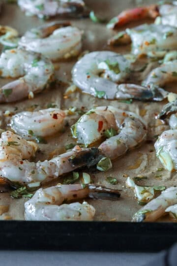 Shrimps in a baking sheet with oil and other mixtures.